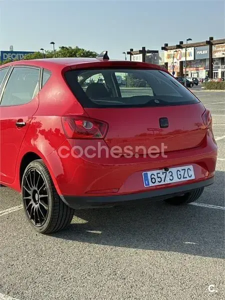 Usado Seat Ibiza Reference 90 CV (66 kW) 2010 Rojo Berlina
