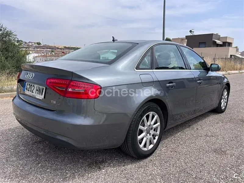Usado Audi A4 Advanced 143 CV (105 kW) 2013 Gris / plata Berlina