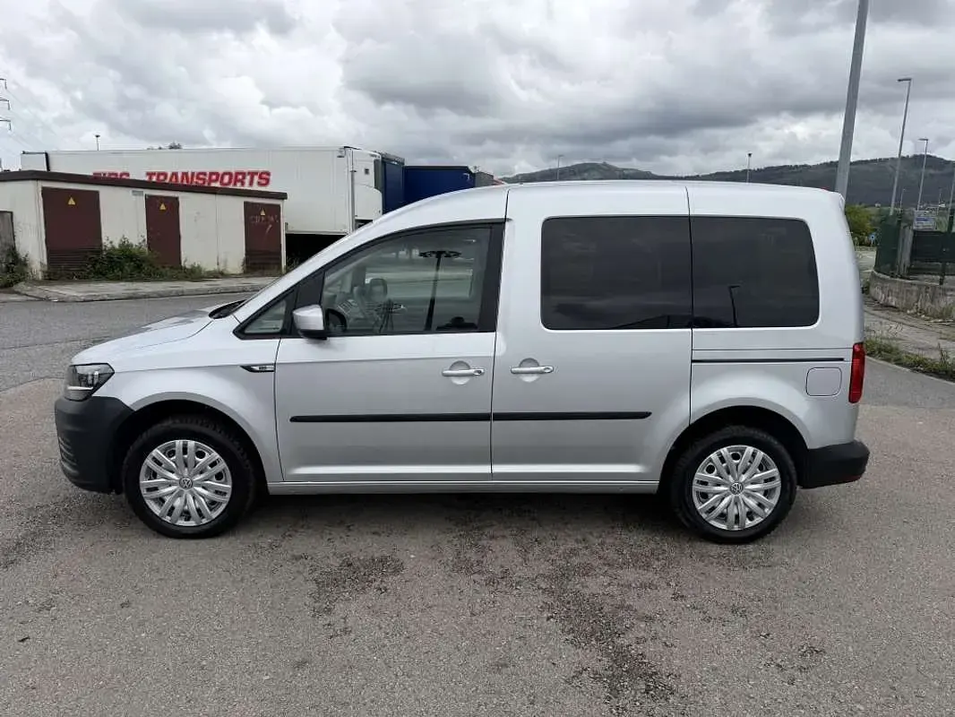 Usado VW Caddy Trendline 150 CV (110 kW) 2015 Gris Monovolumen