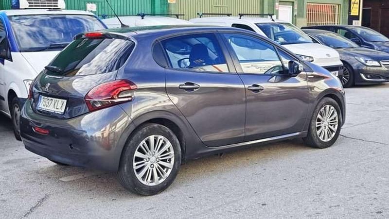 Usado Peugeot 208 Allure 82 CV (60 kW) 2018 Gris Utilitario