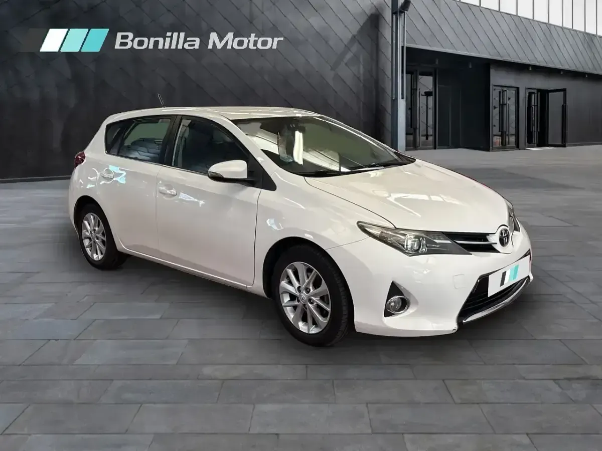 Usado Toyota Auris Active 132 CV (97 kW) 2013 Blanco Berlina