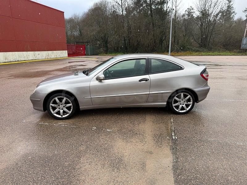 Usado Mercedes C200 122 CV (89 kW) 2008 Gris / plata Berlina