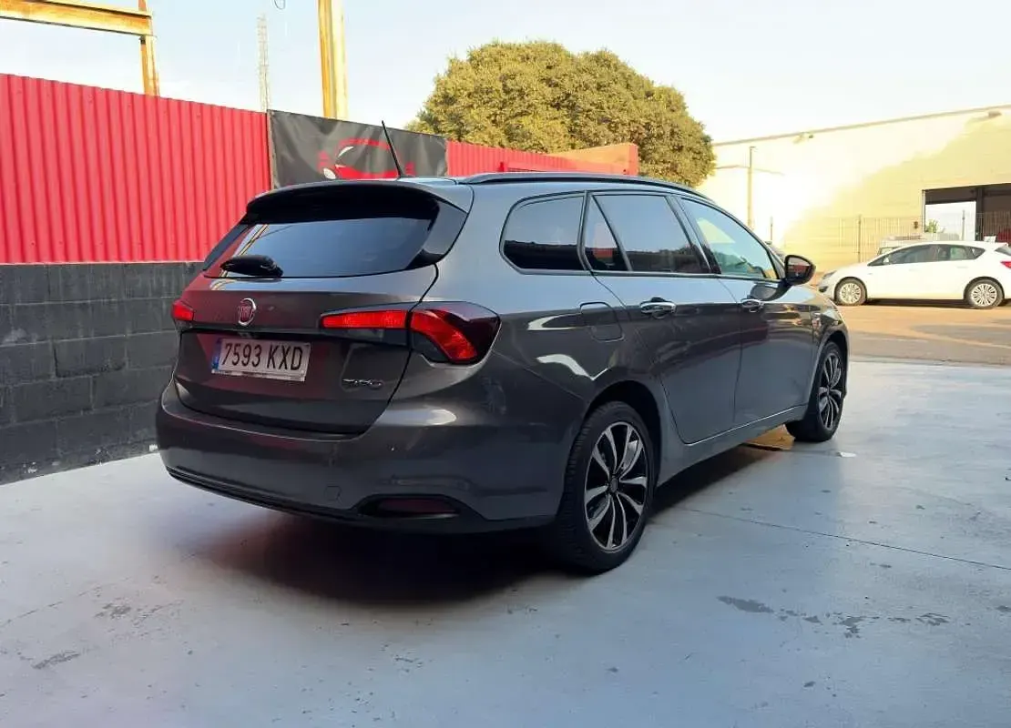 Usado Fiat Tipo Lounge 120 CV (88 kW) 2019 Gris Familiar