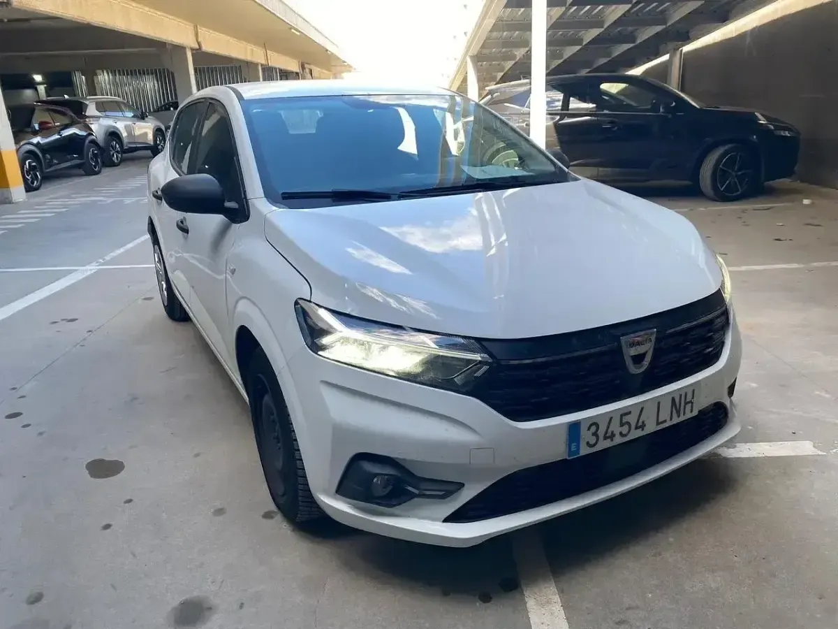 Occasion Dacia Sandero Essentiel 90 PK (66 kW) 2021 Wit Sedan
