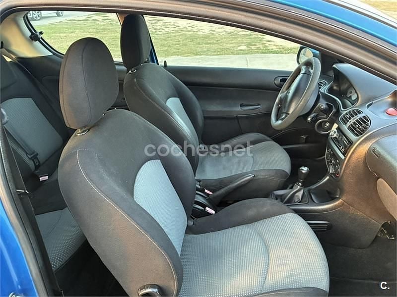 Usado Peugeot 206 70 CV (51 kW) 2003 Azul Berlina