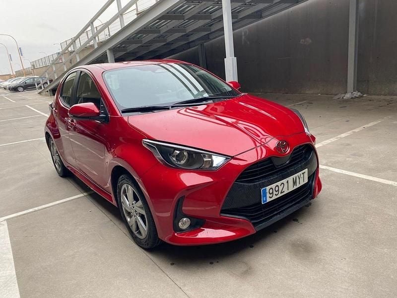 Usado Toyota Yaris Hybrid Active 116 CV (85 kW) 2025 Rojo