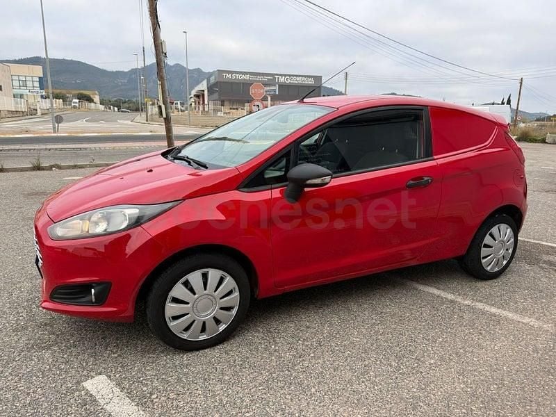 Usado Ford Fiesta Trend 75 CV (55 kW) 2013 Rojo Berlina