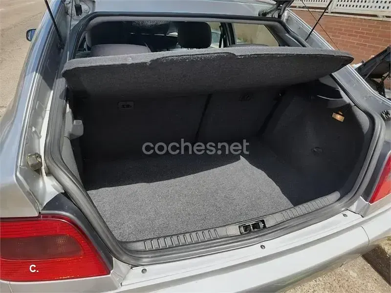 Usado Citroën Xsara Attraction 90 CV (66 kW) 2000 Gris / plata Berlina
