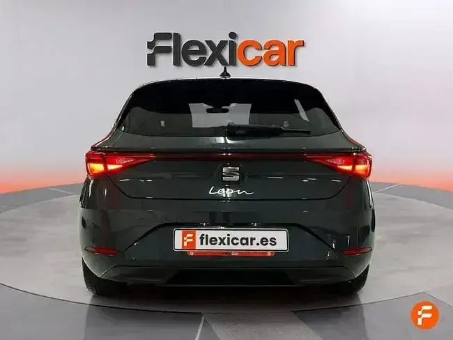 Usado Seat Leon Style 116 CV (85 kW) 2025 Gris Familiar