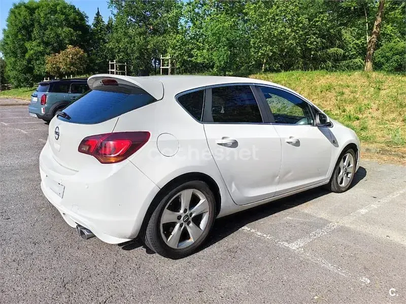Usado Opel Astra Sport 125 CV (91 kW) 2011 Blanco Berlina