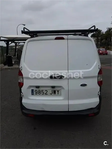 Usado Ford Tourneo Courier Ambiente 75 CV (55 kW) 2017 Blanco Monovolumen