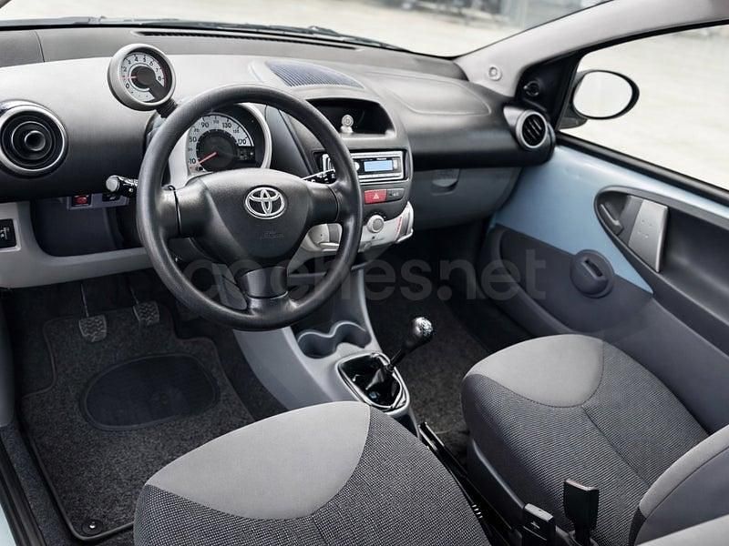 Usado Toyota Aygo 68 CV (50 kW) 2006 Gris / plata Utilitario