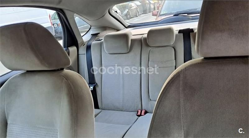 Usado Ford Focus Ghia 109 CV (80 kW) 2005 Negro Berlina