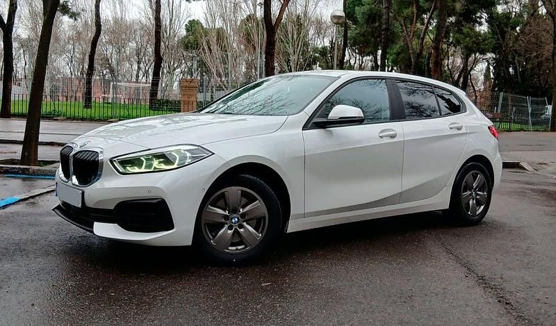 Gris Usado 2021 BMW 118 Comfort Edition Utilitario | 18.995 € (Precio justo) - Imagen 1/4