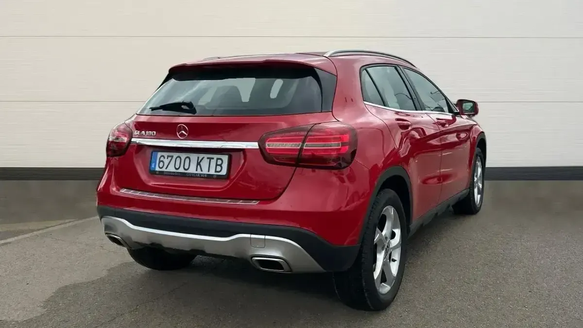 Käytetty Mercedes GLA180 122 HP (89 kW) 2019 Punainen Katumaasturi