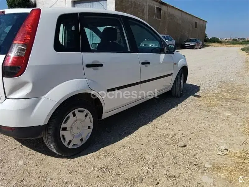 Usado Ford Fiesta Ghia 68 CV (50 kW) 2005 Blanco Utilitario
