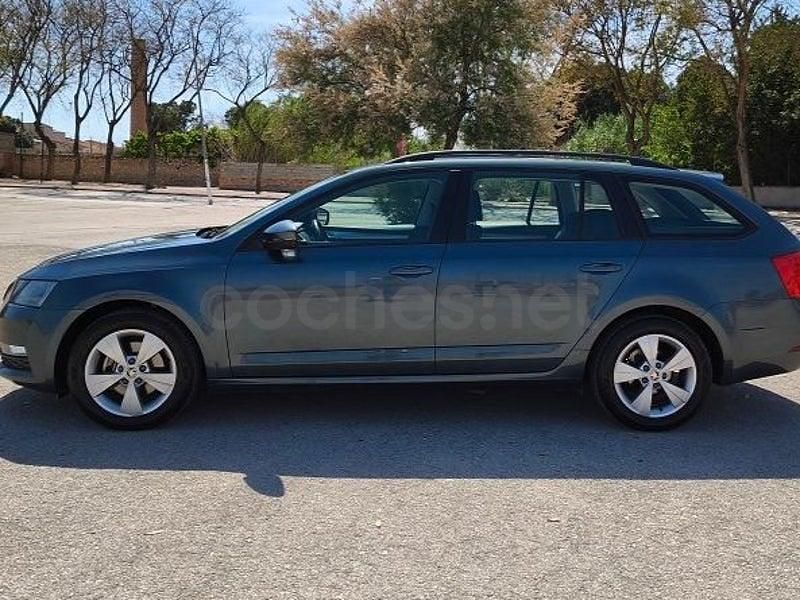 Usado Skoda Octavia Style 130 CV (95 kW) 2020 Gris / plata Familiar