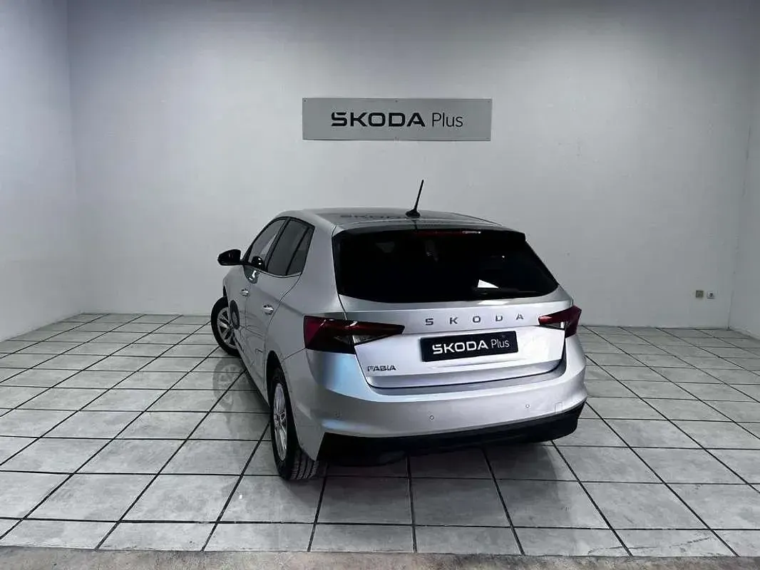 Usado Skoda Fabia Selection 95 CV (69 kW) 2025 Gris Utilitario