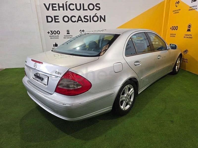 Usado Mercedes E220 Avantgarde 150 CV (110 kW) 2006 Gris / plata Berlina