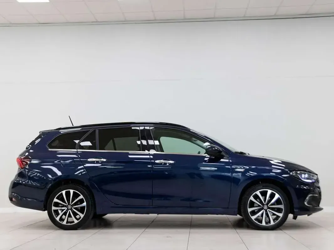Usado Fiat Tipo Mirror 120 CV (88 kW) 2020 Azul Familiar