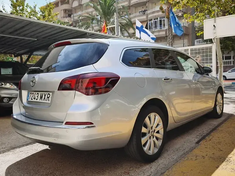 Usado Opel Astra Selective 130 CV (95 kW) 2013 Gris / plata Familiar