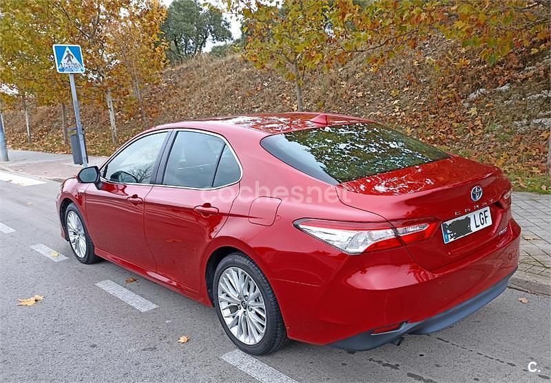 Rojo Usado 2020 Toyota Camry Advance Berlina | 23.900 € (Precio justo) - Imagen 1/4