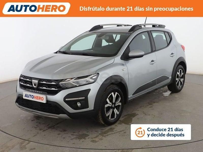 Usado Dacia Sandero Comfort 91 CV (66 kW) 2022 Gris / plata Berlina