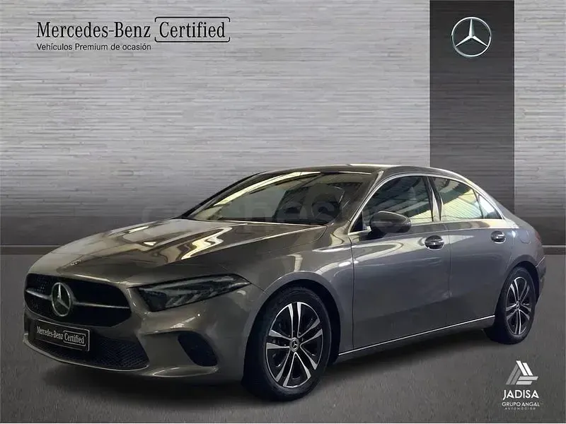 Usado Mercedes A180 136 CV (100 kW) 2024 Gris / plata Berlina