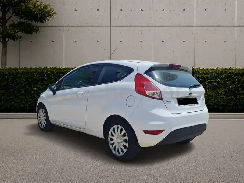 Usado Ford Fiesta Trend 100 CV (73 kW) 2016 Blanco Utilitario