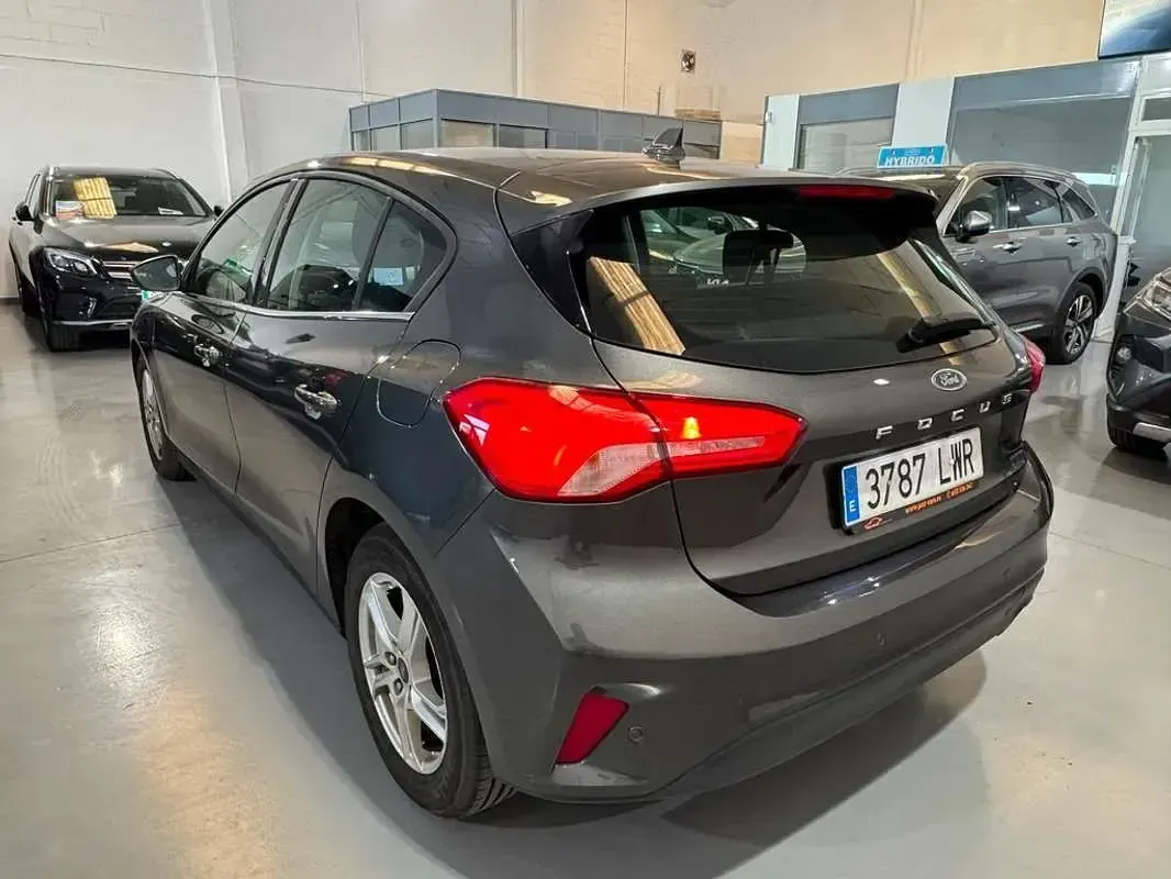 Usado Ford Focus Trend+ 120 CV (88 kW) 2022 Gris Berlina