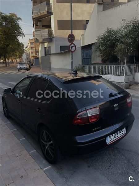 Usado Seat Leon 110 CV (80 kW) 2002 Negro Berlina