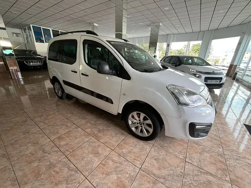 Käytetty Citroën Berlingo Feel 110 HP (80 kW) 2017 Valkoinen Tila-auto
