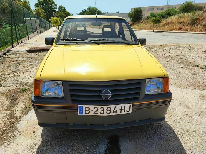 Usado Opel Corsa 70 CV (51 kW) 1986 Amarillo Coupe