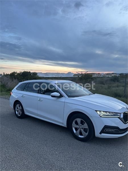 Usado Skoda Octavia Selection 150 CV (110 kW) 2023 Blanco Familiar
