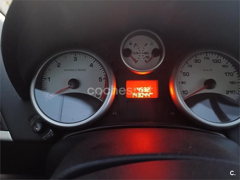 Usado Peugeot 207 90 CV (66 kW) 2009 Granate Berlina