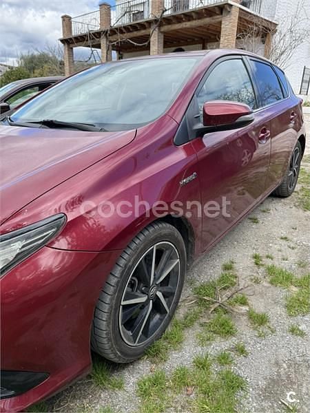 Usado Toyota Auris Hybrid Edition 136 CV (100 kW) 2018 Granate Berlina