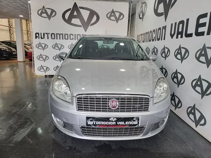 Usado Fiat Linea Dynamic 120 CV (88 kW) 2009 Gris / plata Berlina
