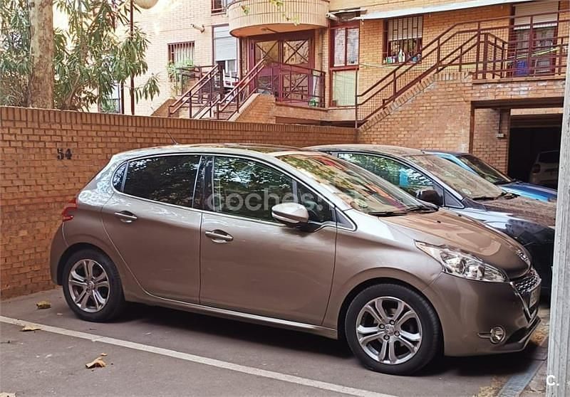 Beige Usado 2013 Peugeot 208 Allure Utilitario | 7200 € (Buen precio) - Imagen 1/4