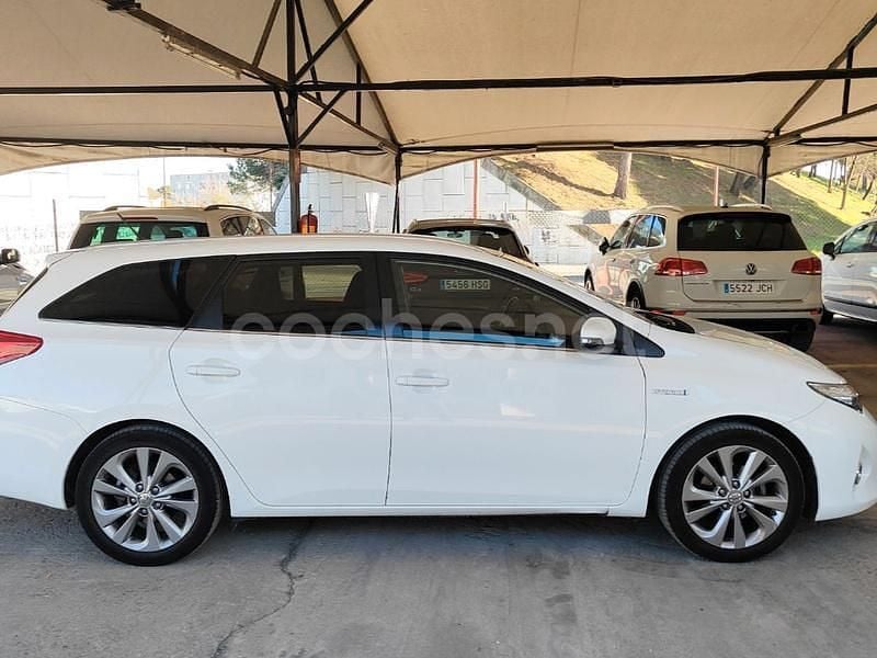Usado Toyota Auris Hybrid Active 136 CV (100 kW) 2015 Blanco Familiar