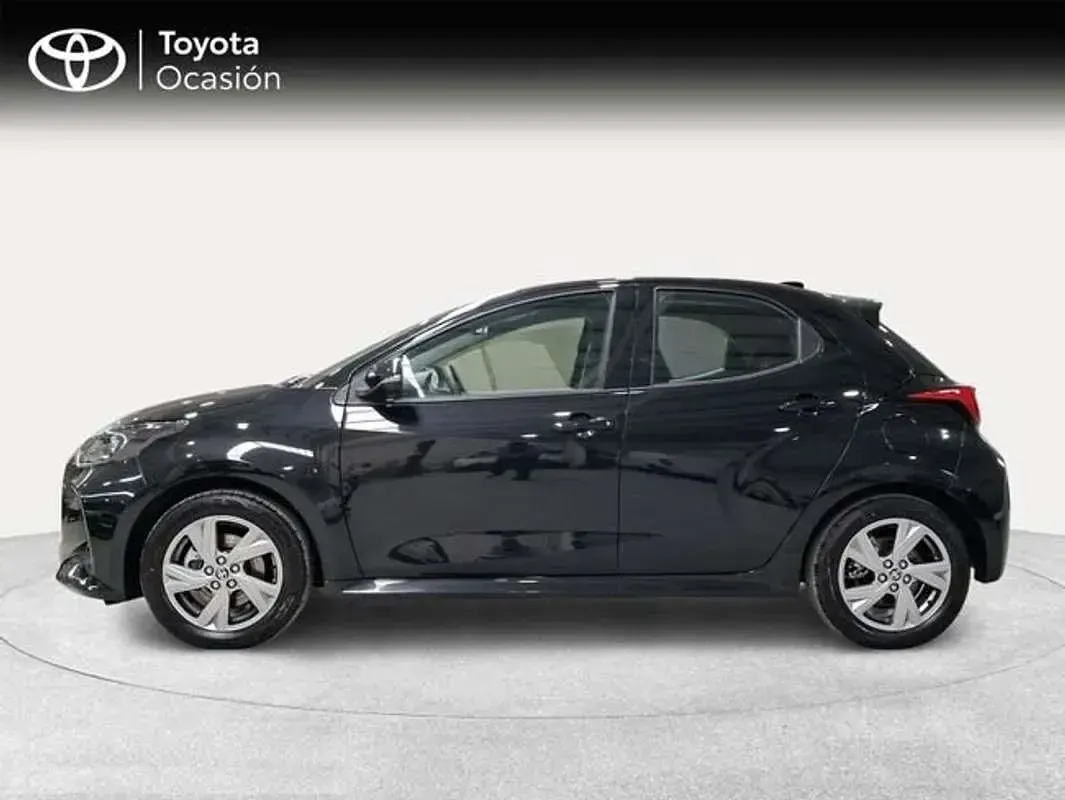 Begagnad Toyota Yaris Hybrid Active 116 HK (85 kW) 2025 Svart Halvkombi