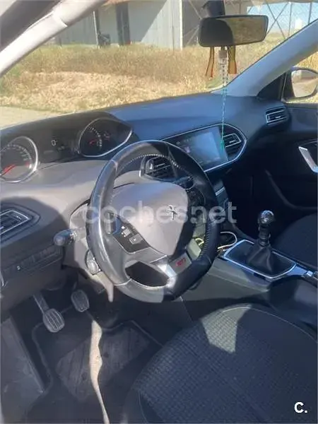 Usado Peugeot 308 Allure 100 CV (73 kW) 2019 Blanco Berlina