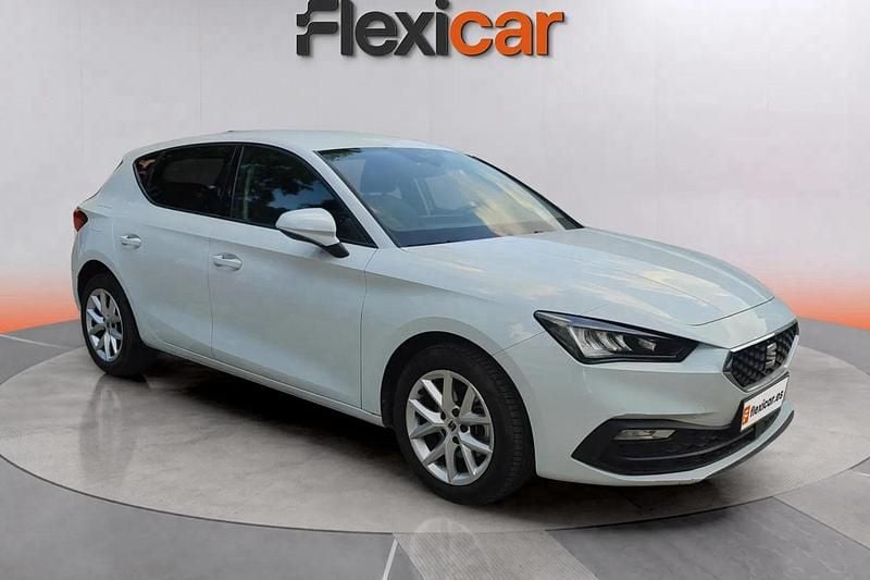 Blanco Usado 2021 Seat Leon Reference Familiar | 15.990 € (Precio justo) - Imagen 1/4