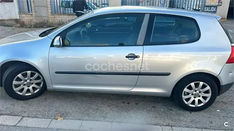 Usado VW Golf IV Highline 105 CV (77 kW) 2006 Gris / plata Berlina