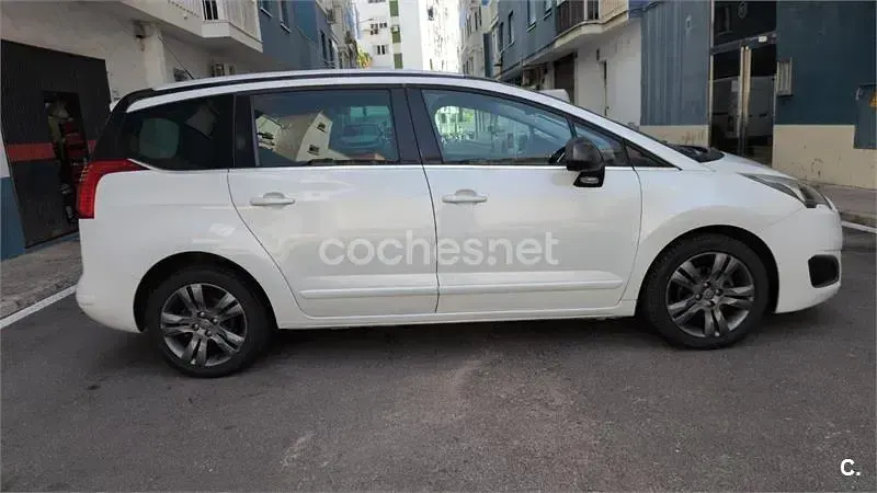 Usado Peugeot 5008 Allure 115 CV (84 kW) 2014 Blanco Monovolumen