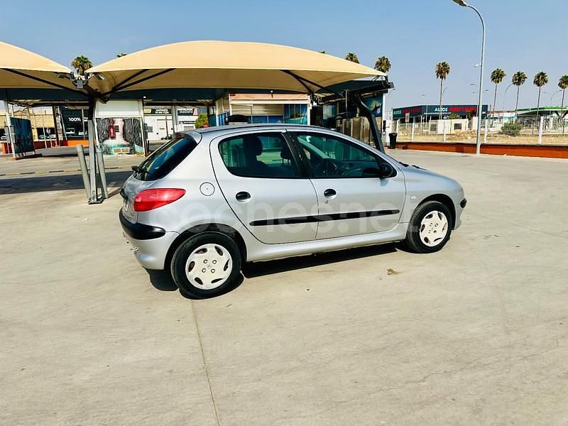 Usado Peugeot 206 75 CV (55 kW) 2001 Gris / plata Berlina
