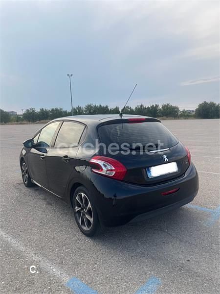 Usado Peugeot 208 Active 92 CV (67 kW) 2013 Negro Utilitario