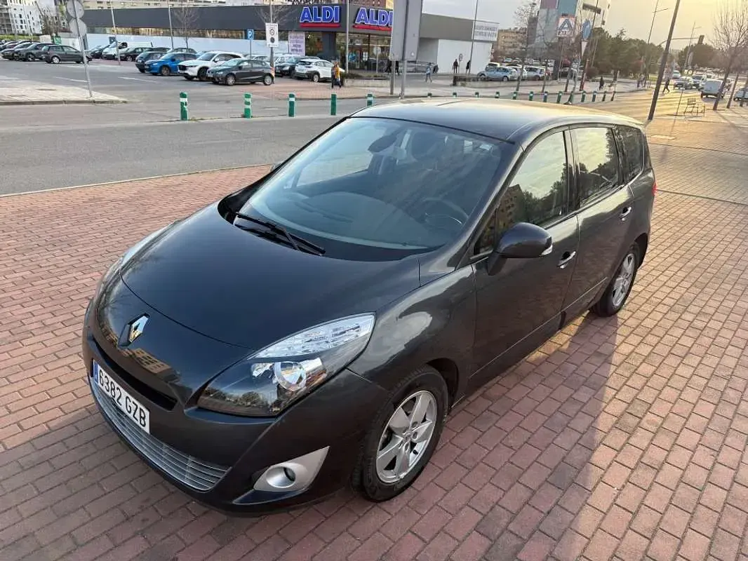 Usado Renault Scenic E-Tech Dynamique 131 CV (96 kW) 2010 Marrón Monovolumen