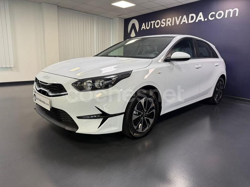 Blanco Nuevo 2025 Kia Ceed Berlina | 22.400 € (Precio justo) - Imagen 1/4
