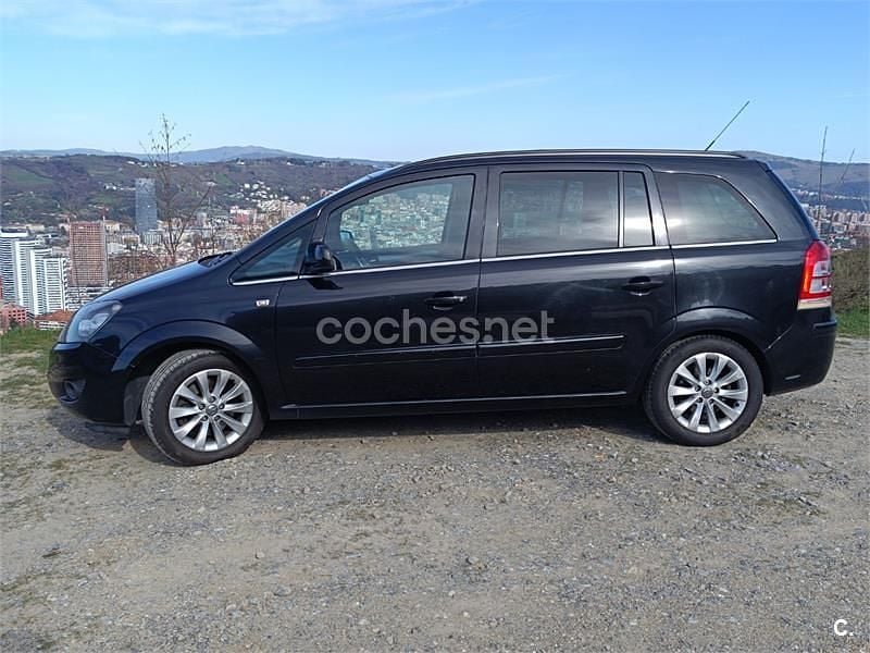 Usado Opel Zafira Family 110 CV (80 kW) 2013 Negro Monovolumen
