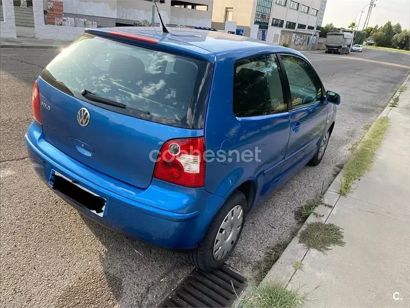 Usado VW Polo Advance 75 CV (55 kW) 2004 Azul Berlina